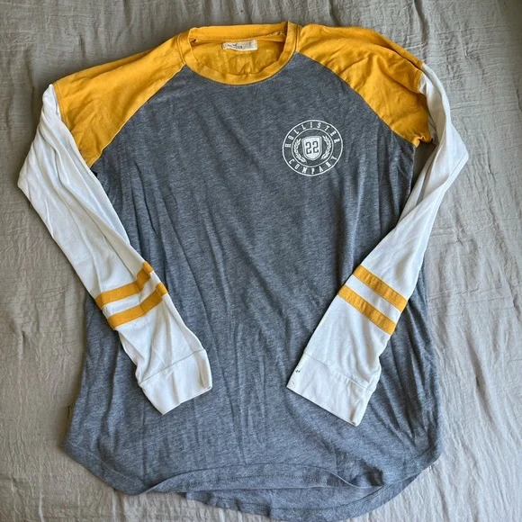 Hollister grey t best sale shirt